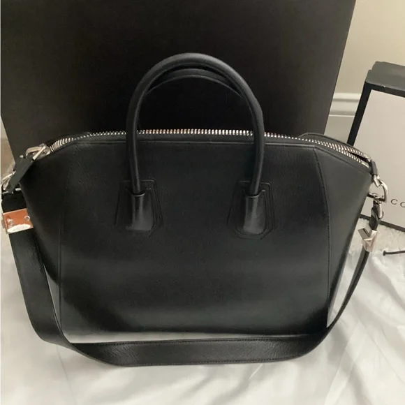 Givenchy
Antigona Medium Top Handle Bag in Grained Leather - Picture 9 of 15